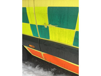 Ātrās palīdzības mašīna MERCEDES-BENZ Sprinter 319 3.0 ambulance / Krankenwagen: foto 4