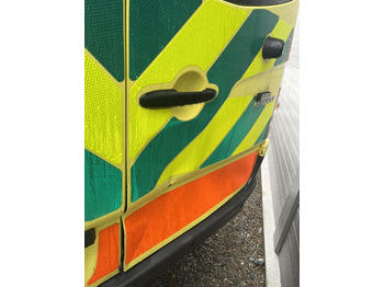 Ātrās palīdzības mašīna MERCEDES-BENZ Sprinter 319 3.0 ambulance / Krankenwagen: foto 5