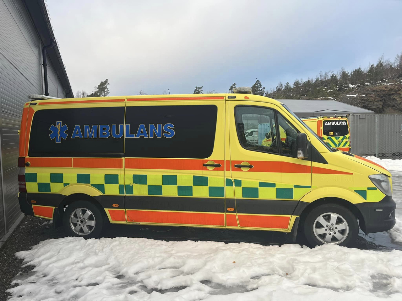 Ātrās palīdzības mašīna MERCEDES-BENZ Sprinter 319 3.0 ambulance / Krankenwagen: foto 2