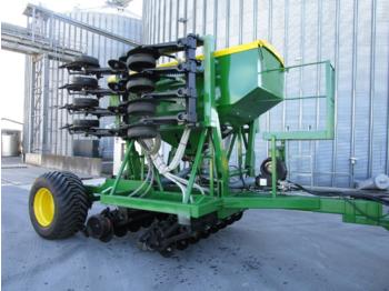 Precīzās izsējas sējmašīna John Deere 750A