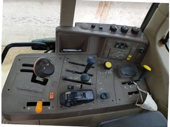 Riteņu traktors John Deere 6230