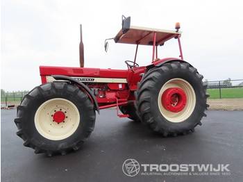 International 1046 - Traktors