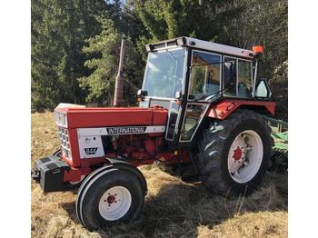 International 844  - Traktors