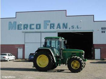 John Deere 6910 DT - Traktors