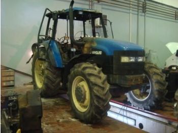 NEW HOLLAND 8560 - Traktors