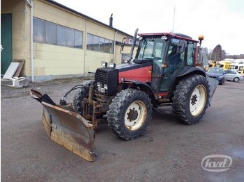 Valmet 865 Traktor 4WD med vikplog och sandspridare  - Traktors