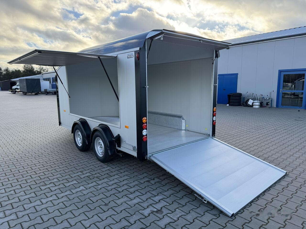 Jaunā Piekabe slēgtā virsbūve Debon C800 furgon van trailer 3000 KG GVW car transporter Cheval Debon: foto 4