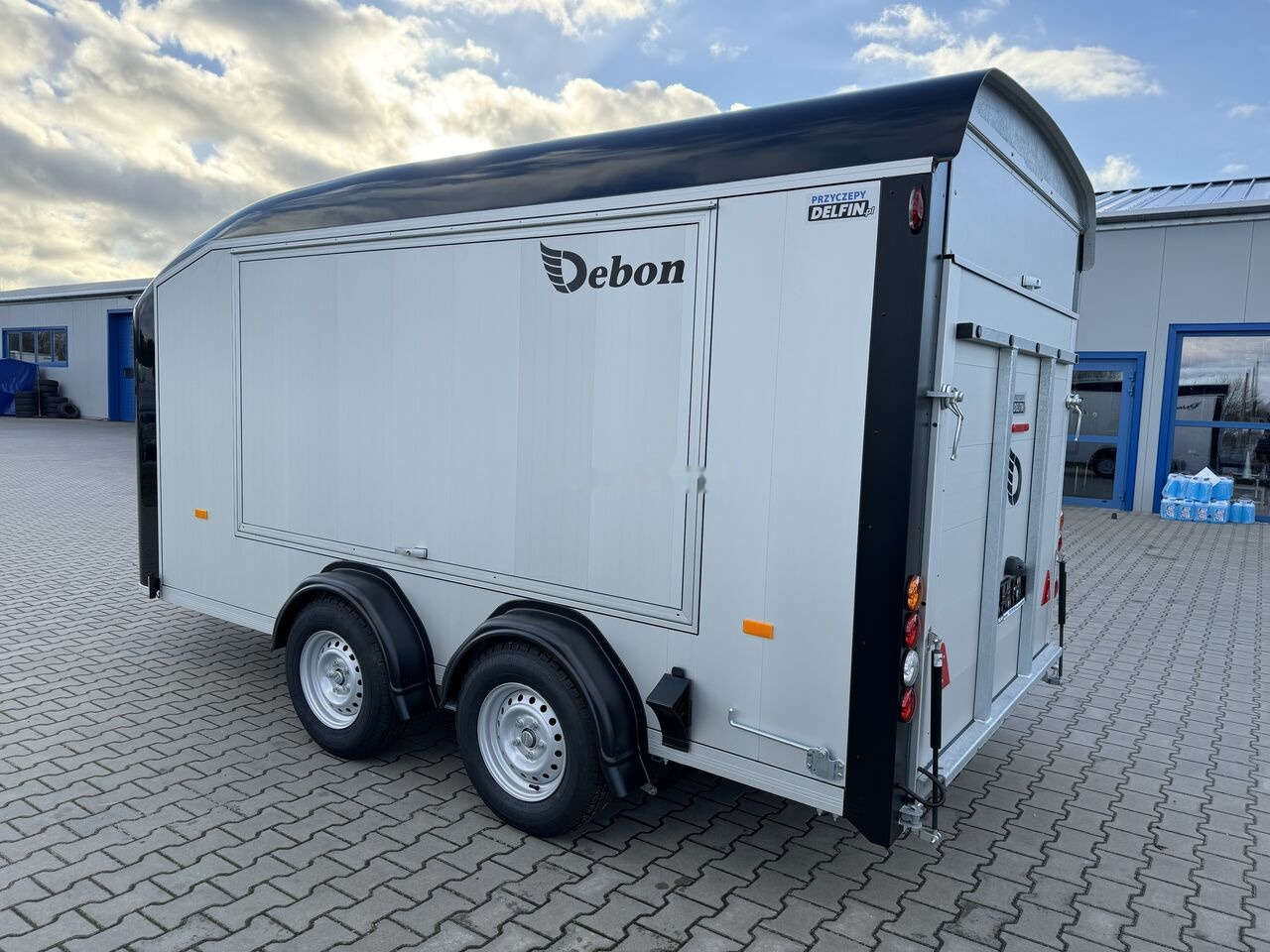 Jaunā Piekabe slēgtā virsbūve Debon C800 furgon van trailer 3000 KG GVW car transporter Cheval Debon: foto 12