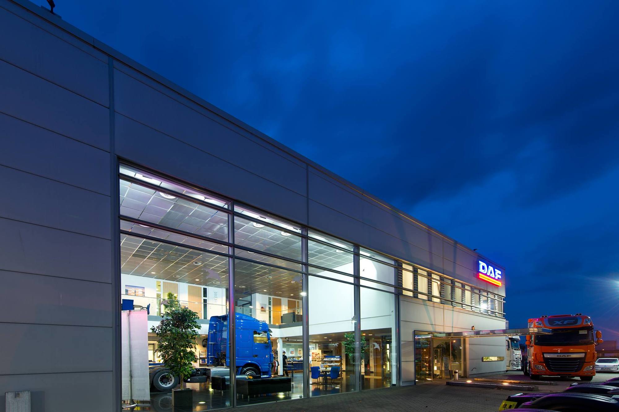 DAF Berlin GmbH - Kravas automašīnas - 8x4, jauns, trīspusējs pašizgāzējs undefined: foto 1