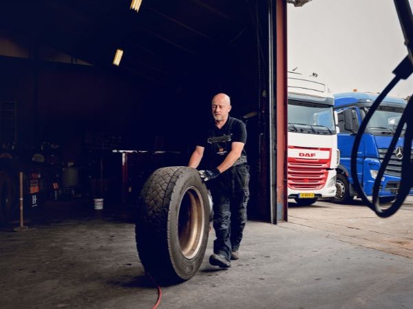 Hesselink Trucks B.V. - Kravas automašīnas undefined: foto 4