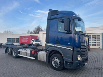 Konteineru vedējs/ Kravas automašīna ar noņemamā virsbūve MERCEDES-BENZ