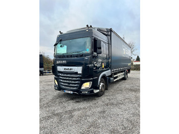 Kravas automašīna ar tentu DAF