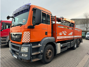 Bortu kravas automašīna/ Platforma, Kravas auto ar manipulatoru MAN TGS 26.400 6x2 Pritsche Kran Palfinger PK 18001L: foto 2