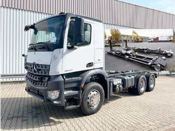 Pacēlājs ar āķi MERCEDES-BENZ Arocs 2642