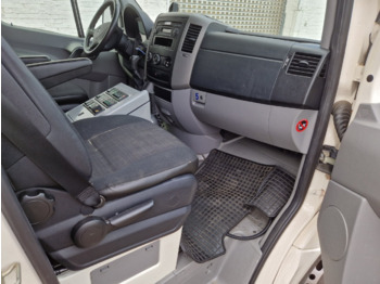 Ātrās palīdzības mašīna Mercedes-Benz Sprinter 516 CDI 4x2 Sprinter 516 CDI 4x2, Rettungswagen: foto 4