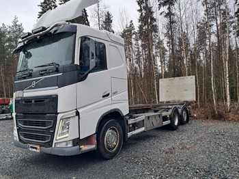 Konteineru vedējs/ Kravas automašīna ar noņemamā virsbūve VOLVO FH13 500