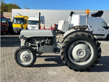 Traktors MASSEY FERGUSON