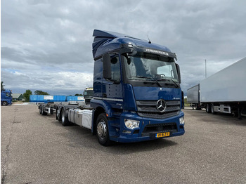 Konteineru vedējs/ Kravas automašīna ar noņemamā virsbūve MERCEDES-BENZ Actros