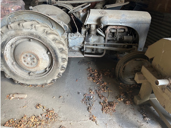 Traktors MASSEY FERGUSON