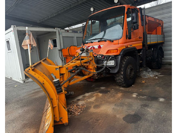 Kravas automašīna Unimog U400 4x4, Winterdienst, Schild+Streuer: foto 2