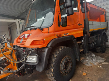 Kravas automašīna Unimog U400 4x4, Winterdienst, Schild+Streuer: foto 4