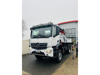 Kravas automašīna pašizgāzējs, Kravas auto ar manipulatoru Mercedes-Benz Arocs 1835  4x4 Meiller Fassi F135 Kran Kipper: foto 5