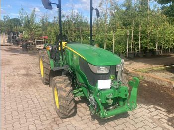 Traktors JOHN DEERE