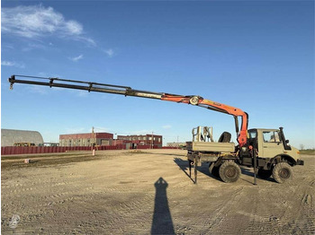Kravas auto ar manipulatoru UNIMOG