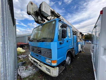 Kravas auto ar manipulatoru VOLVO