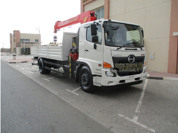 Kravas auto ar manipulatoru HINO