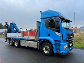 Kravas auto ar manipulatoru IVECO