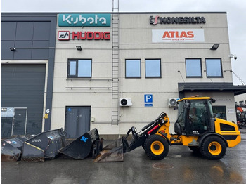 Riteņu iekrāvējs JCB 407