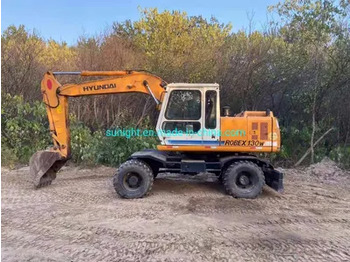 Riteņu ekskavators HYUNDAI