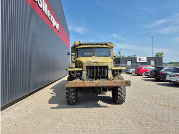 Kravas automašīna ar slēgto virsbūvi Ural Ural 375 box truck: foto 2