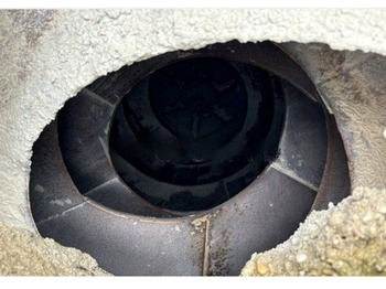 Stacionārais betona sūknis Iveco Trakker 450 +7m3 pumi: foto 3 Stacionārais betona sūknis Iveco Trakker 450 +7m3 pumi: foto 3