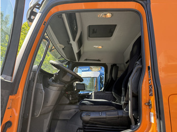 Kravas automašīna ar tentu, Kravas auto ar manipulatoru Mercedes-Benz Actros 1827 Kran Palfinger PK 9002: foto 4