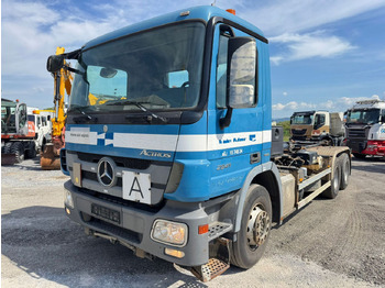 Konteineru vedējs/ Kravas automašīna ar noņemamā virsbūve MERCEDES-BENZ Actros 2641