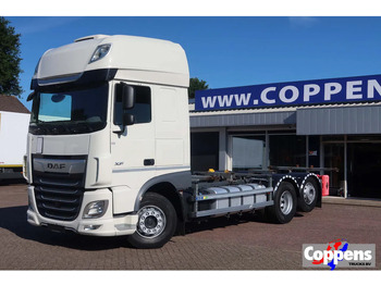 Konteineru vedējs/ Kravas automašīna ar noņemamā virsbūve DAF XF 106 450