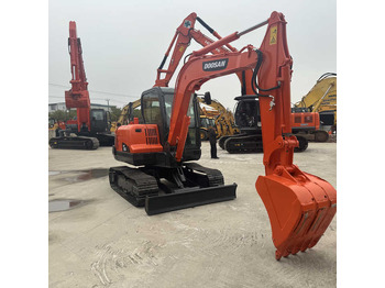 Kāpurķēžu ekskavators DOOSAN DX60