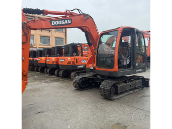 Kāpurķēžu ekskavators DOOSAN DX60-9C