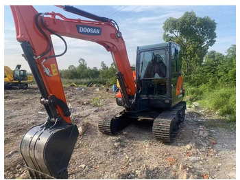 Kāpurķēžu ekskavators DOOSAN DX60-9C