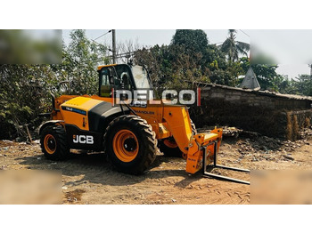 Teleskopiskais iekrāvējs JCB