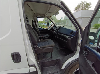 Interior photo 1: Kravas mikroautobuss IVECO Daily 35S14N 12m3