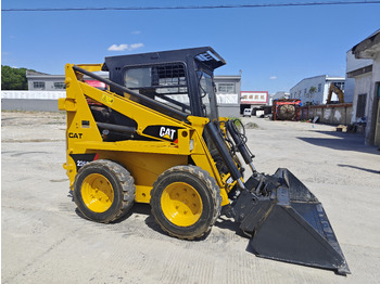 Kompaktiekrāvējs CATERPILLAR 226