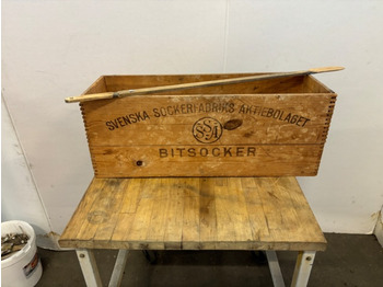 Pārtikas iekārta Äldre sockerlåda Svenska sockerfabriks aktiebolag samt någon form av mätsticka: foto 1