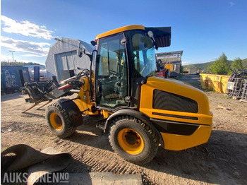 Riteņu iekrāvējs JCB 407