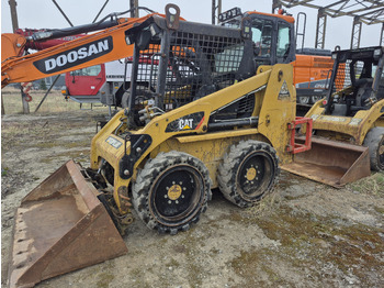 Kompaktiekrāvējs CATERPILLAR 216B3