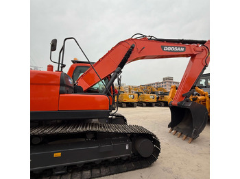 Kāpurķēžu ekskavators DOOSAN DX225
