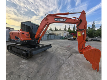 Kāpurķēžu ekskavators DOOSAN DX60