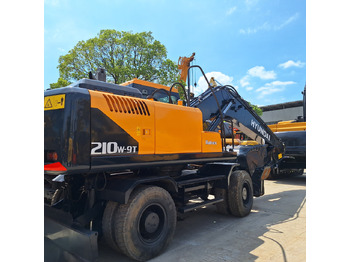 Riteņu ekskavators HYUNDAI